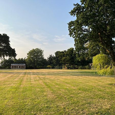 Stay At 'The Elms' In Tranquil Church Norton, Selsey - Ground Floor Bedroom, Own Private Bathroom, Quiet Beach, 2 Acre Garden By The Sea, On Edge Of Wildlife Nature Reserve Zewnętrze zdjęcie