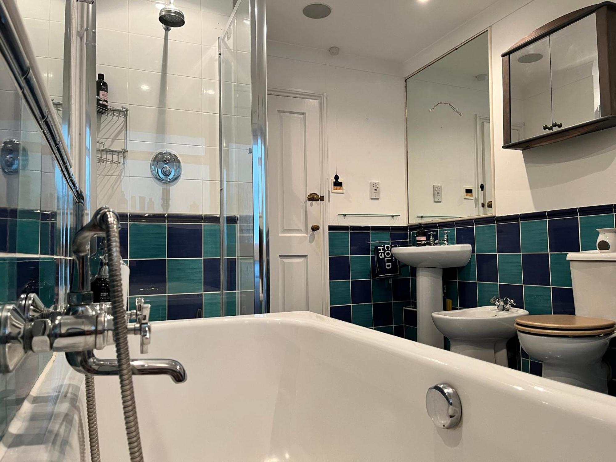 Stay At 'The Elms' In Tranquil Church Norton, Selsey - Ground Floor Bedroom, Own Private Bathroom, Quiet Beach, 2 Acre Garden By The Sea, On Edge Of Wildlife Nature Reserve Zewnętrze zdjęcie