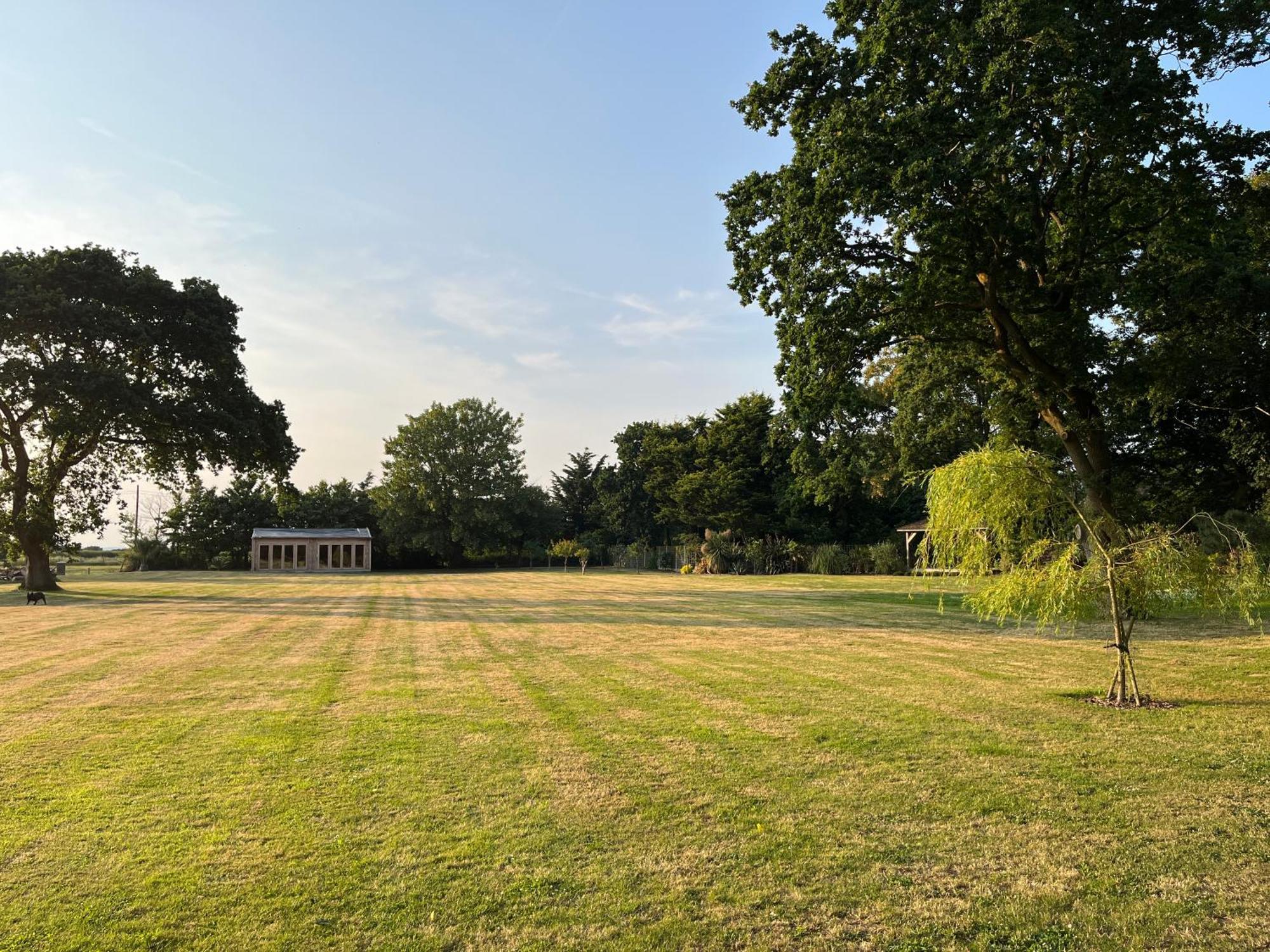 Stay At 'The Elms' In Tranquil Church Norton, Selsey - Ground Floor Bedroom, Own Private Bathroom, Quiet Beach, 2 Acre Garden By The Sea, On Edge Of Wildlife Nature Reserve Zewnętrze zdjęcie